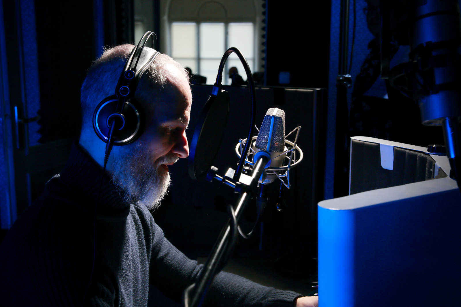 aktor nagrywa teksty w studio